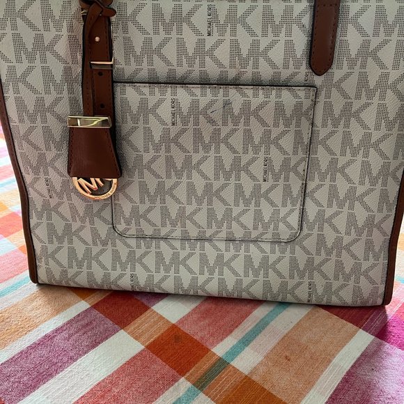 Michael Kors Darien Medium Tote / Shoulder Bag in Signature Vanilla/Acorn - Picture 5 of 5